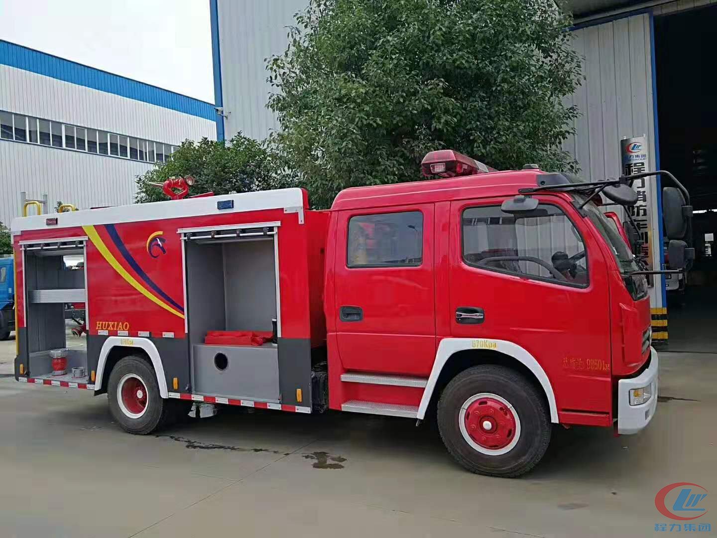 程力东风多利卡水罐消防车背面图