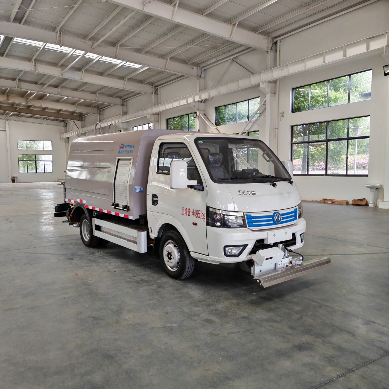 新能源华神4.5吨路面养护车,电动清洗车